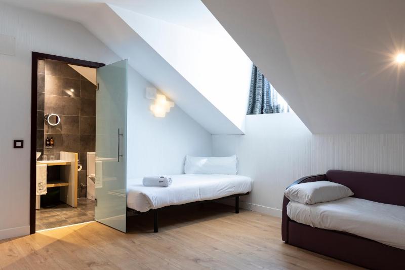 Quadruple Room (4 Adults) image 4