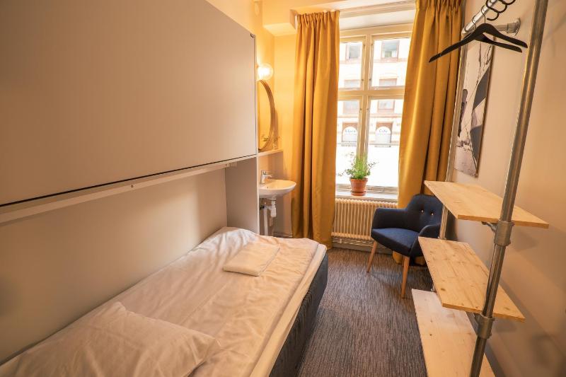 Economy Twin Room image 4