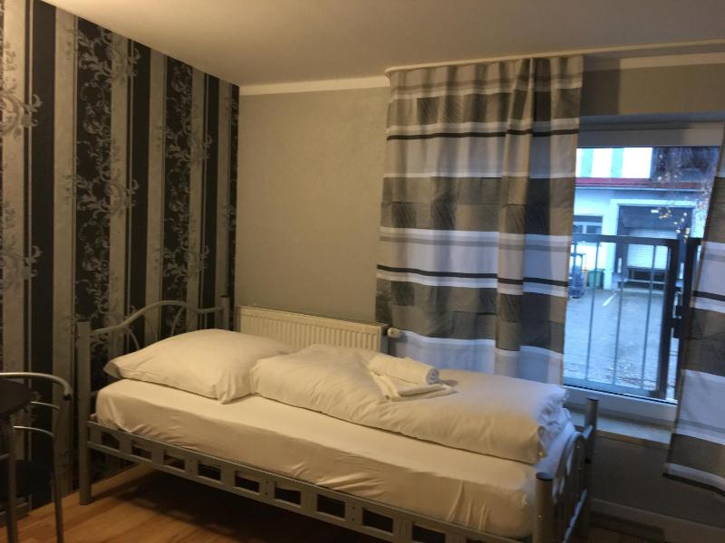 Twin Room with Bathroom image 4