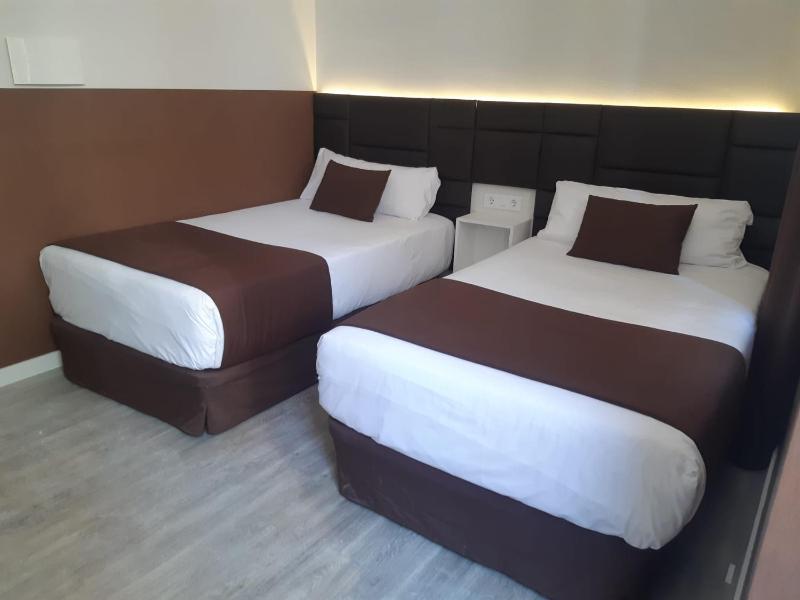Twin Room image 4