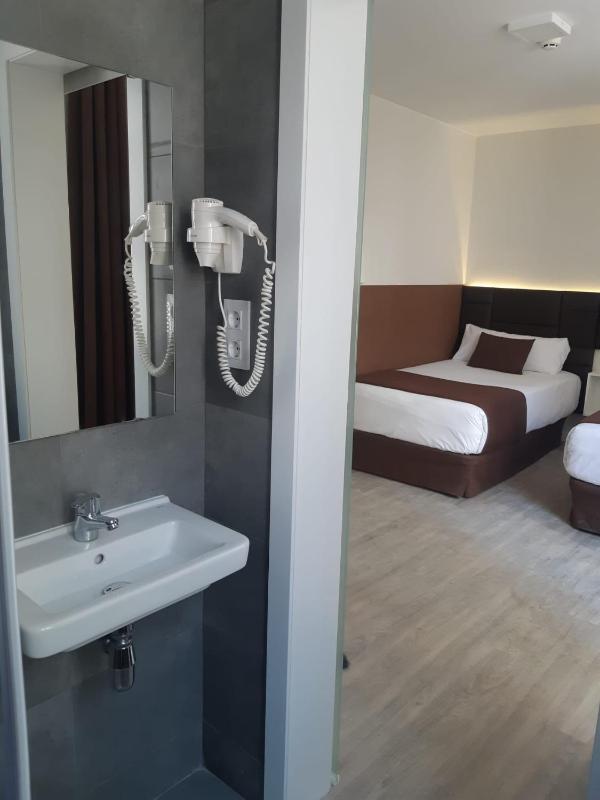 Twin Room image 3