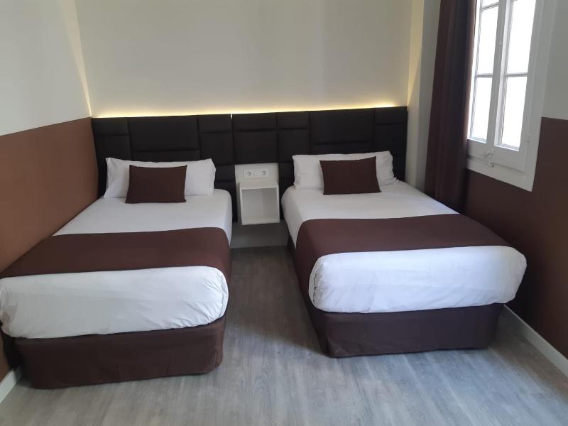 Twin Room image 1