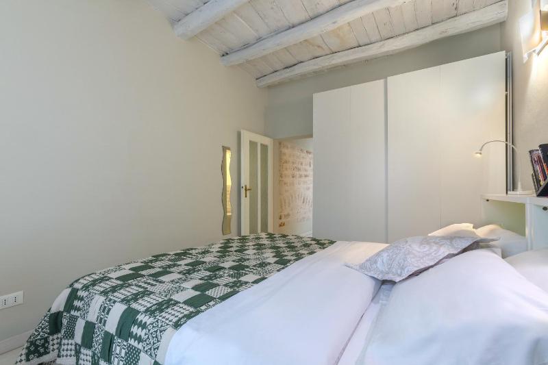 GuestHost - Universita e Centro Storico Mascarella Apartment - image 3