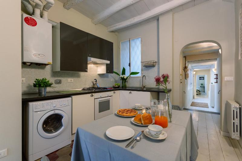 GuestHost - Universita e Centro Storico Mascarella Apartment - image 4
