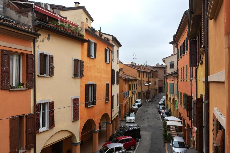 GuestHost - Universita e Centro Storico Mascarella Apartment - image 1