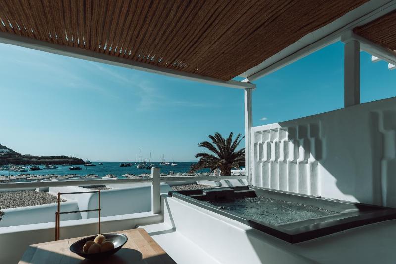 Honeymoon Suite with Sea View and Hot Tub image 4