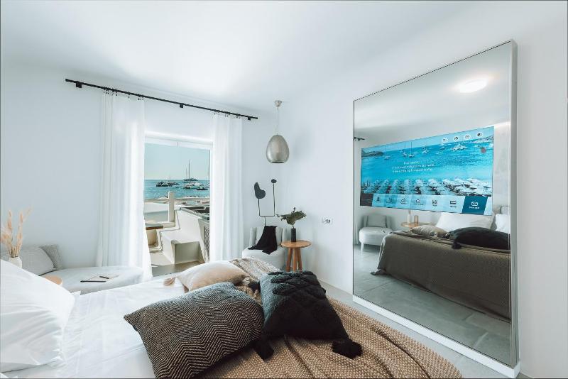 Honeymoon Suite with Sea View and Hot Tub image 1