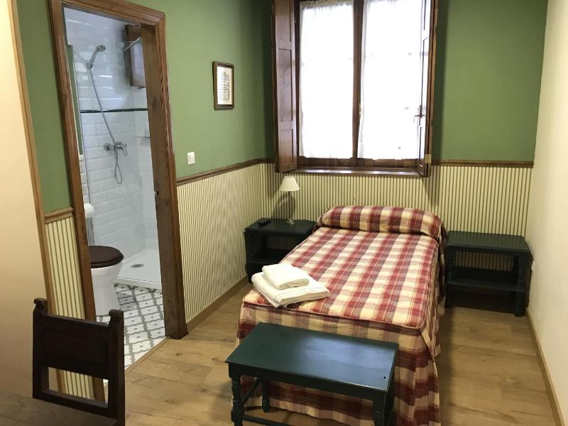 Single Room image 4