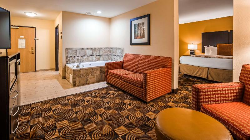 King Suite with Hot Tub - Non-Smoking image 4