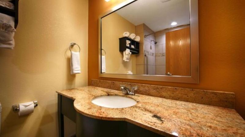 King Room with Hot Tub - Non-Smoking image 4