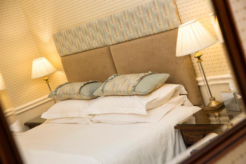 Luxury Double or Twin Room image 4