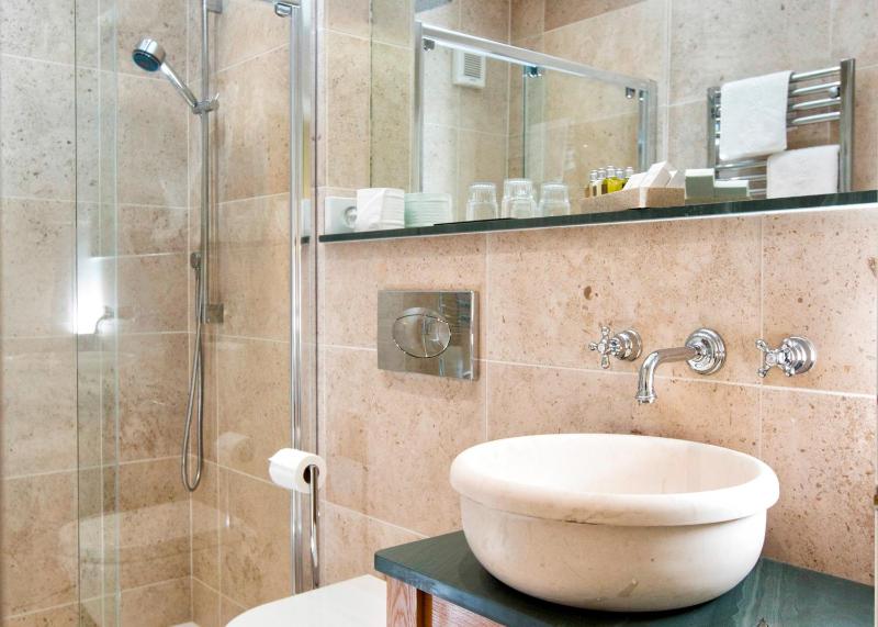 Classic Double or Twin Room image 4