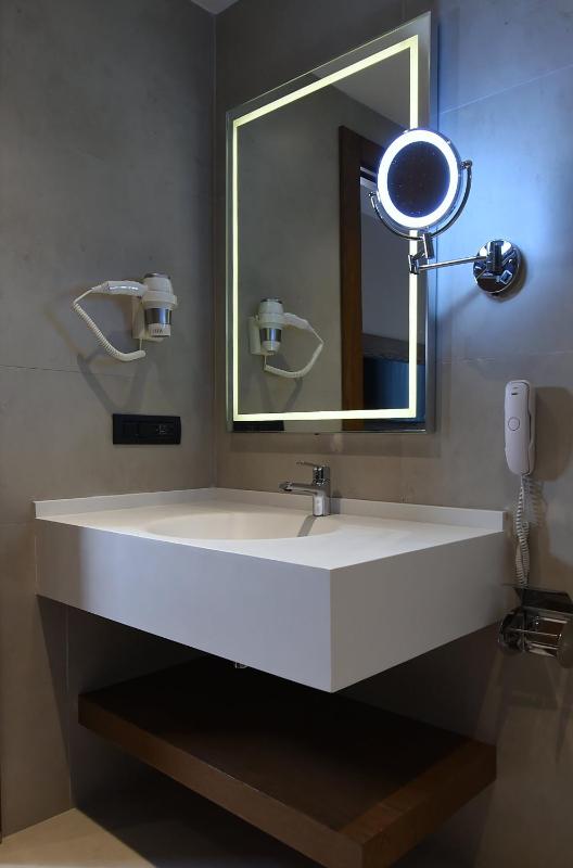Deluxe Double or Twin Room with City View image 2