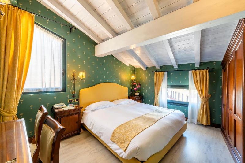 Double Room with Partial Lake View image 4