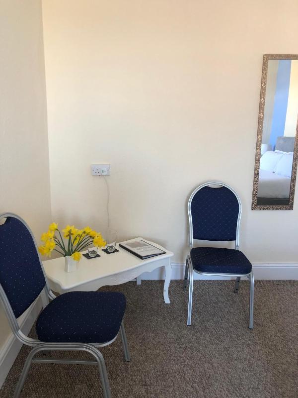 Standard Double Room image 3