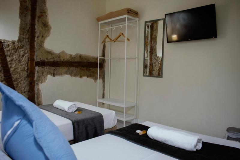 Interior Double or Twin Room with Shared Bathroom image 3