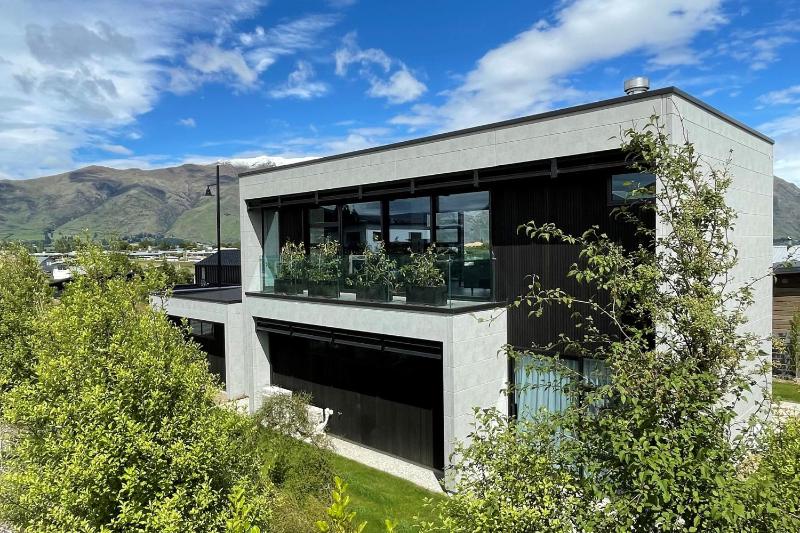 Luxurious Lake and Alpine Views - image 2