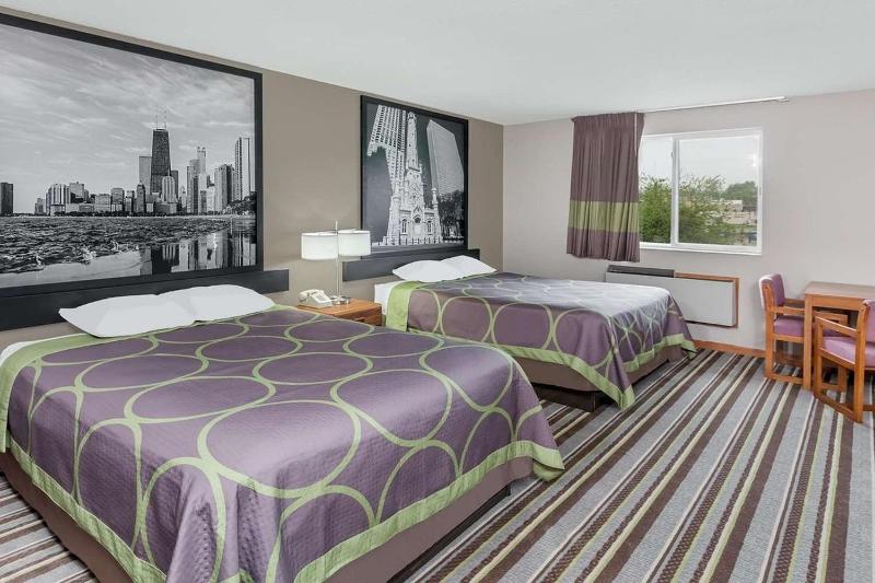 Queen Room with Two Queen Beds - Non-Smoking image 2
