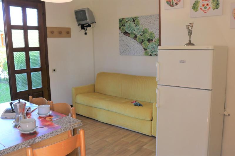 Lovely flat with private fenced garden - image 5