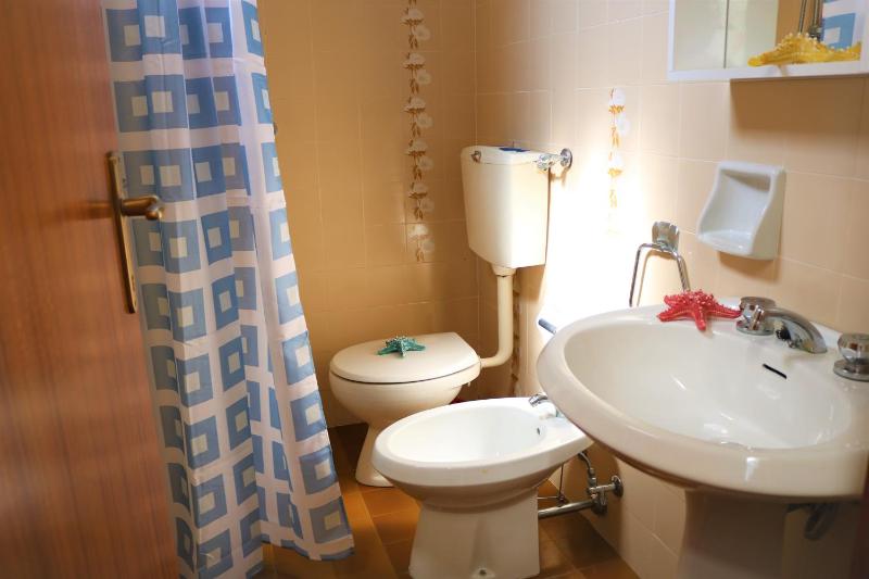 Lovely flat with private fenced garden - image 6
