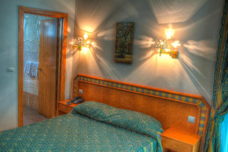 Double Room with Sea View image 4