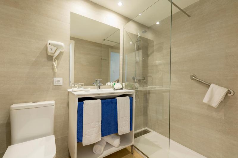 Double or Twin Room image 3