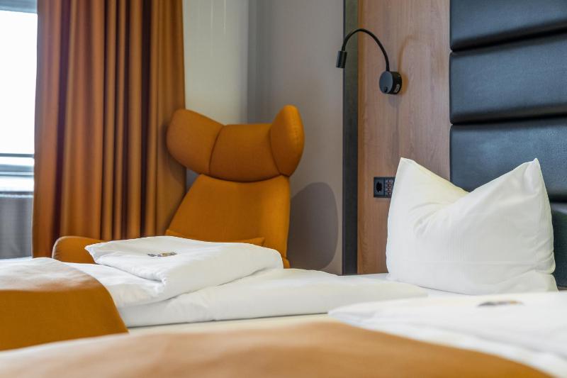 Standard Twin Room image 3