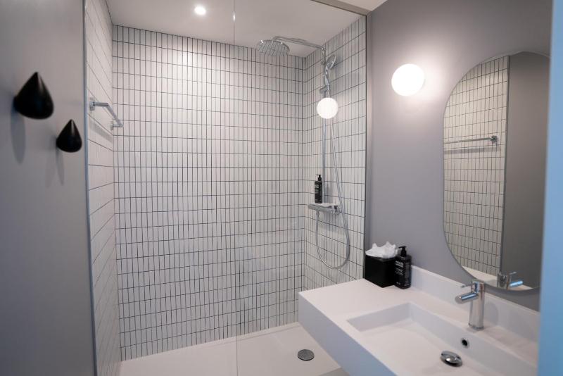 Standard Twin Room image 3