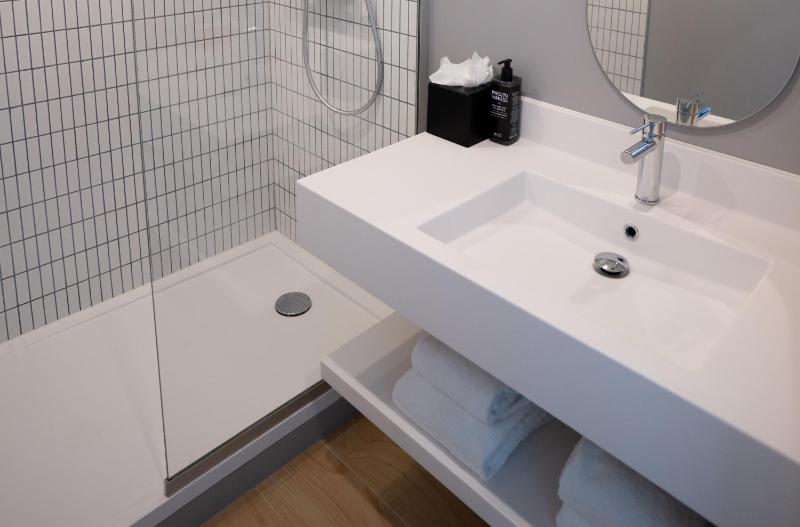Standard Twin Room image 4