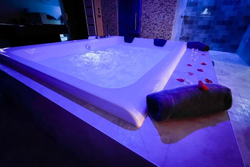 LE LOFT A BULLES (85m2 Jacuzzi Hammam Billiard Bar Douche Sauna) - image 14