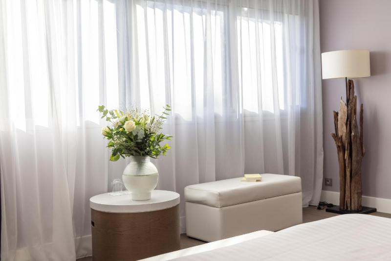 Double Room with Garden View image 4