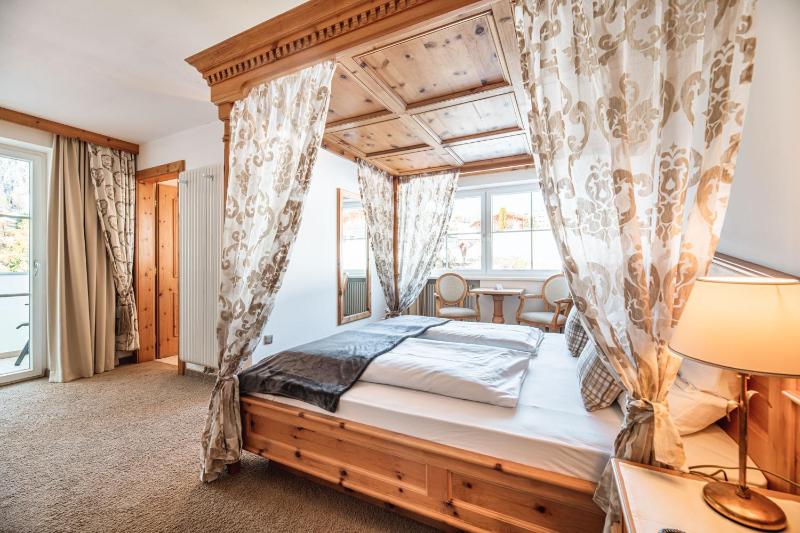 Double Room - Street Side image 4