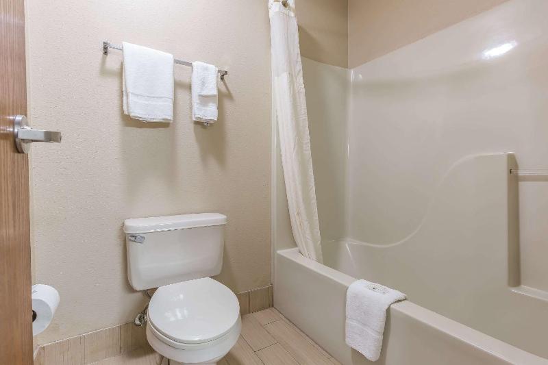 Queen Room with Two Queen Beds - Non-Smoking image 1
