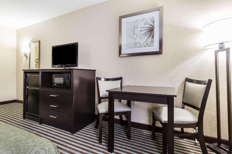 Queen Room with Two Queen Beds - Non-Smoking image 2