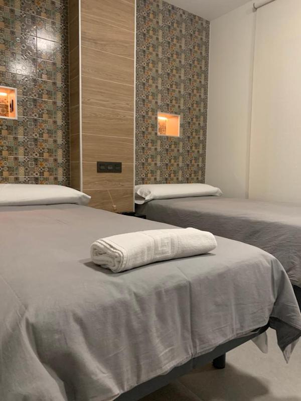 Standard Twin Room image 4