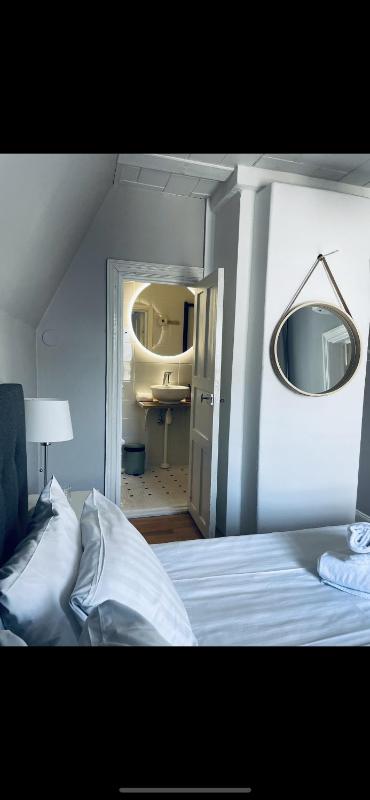 Small Double Room image 1