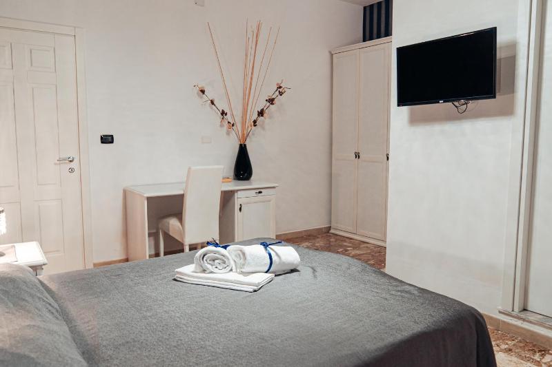 Deluxe King Room image 4