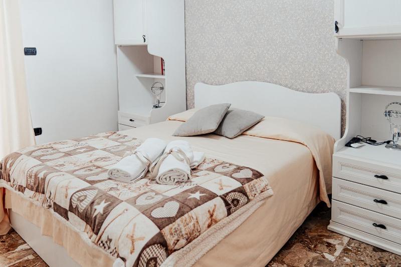 Double Room with Balcony image 2