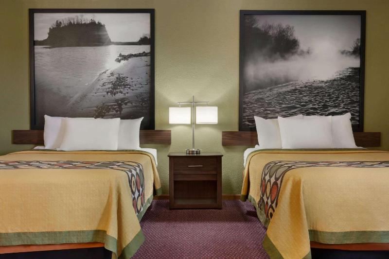 Queen Room with Two Queen Beds - Non-Smoking image 2