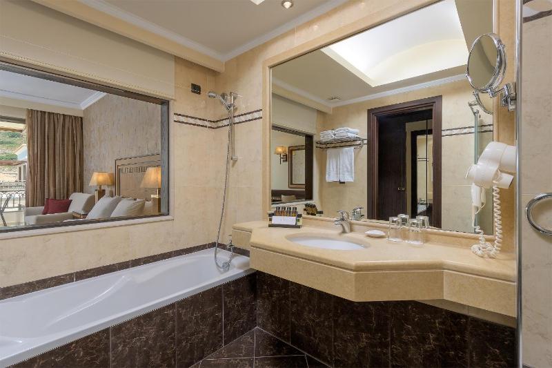 Luxury Suite Direct Pool Access image 2