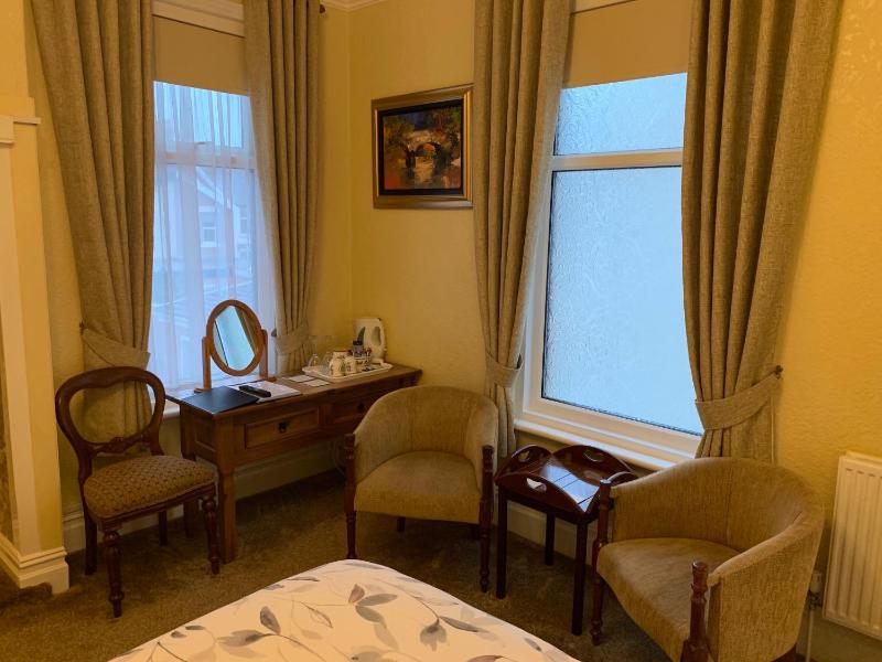 Superior King Room image 4