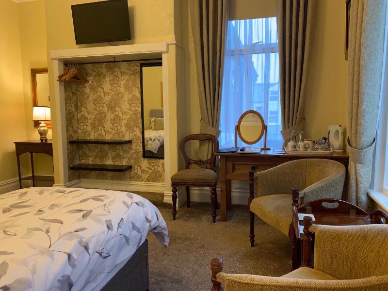 Superior King Room image 3