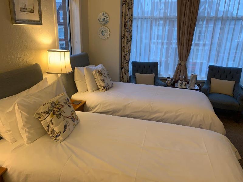 Deluxe Double or Twin Room with Sea View image 3