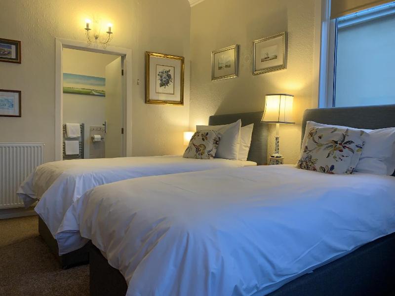 Deluxe Double or Twin Room with Sea View image 4