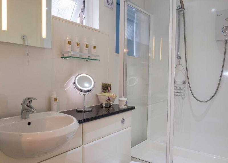 Deluxe Double Room with Shower image 2