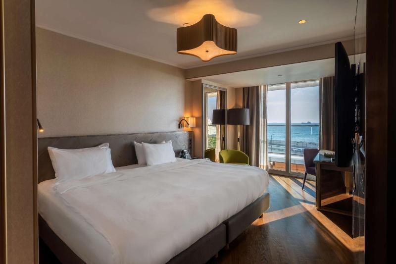 Premium Room with Balcony and Sea View image 4