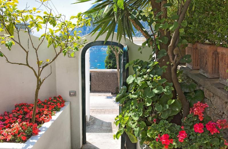 One-Bedroom Apartment with Terrace and Sea View - Split Level image 3