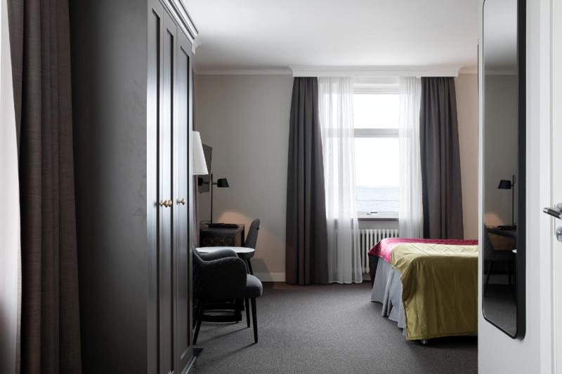 Deluxe Double or Twin Room image 4