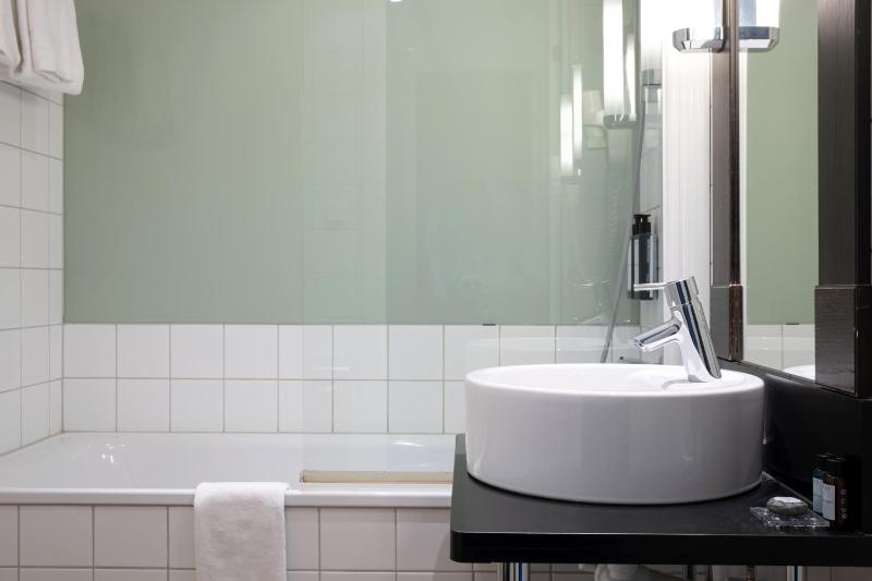 Standard Twin Room image 3
