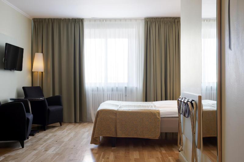 Standard Twin Room image 4